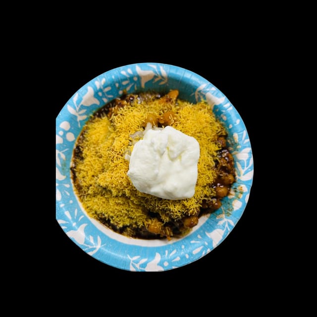 Chaat (Samosa/ Aloo Tikki/ Papdi).